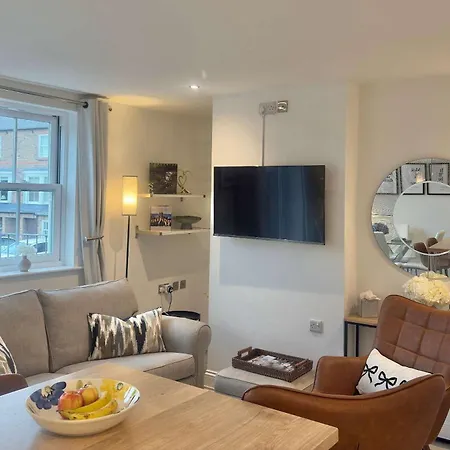 Superb Location 3 Storey House Free Parking