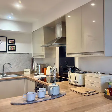 Superb Location 3 Storey House Free Parking Holiday home