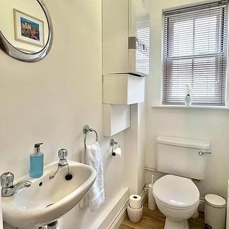 Superb Location 3 Storey House Free Parking York