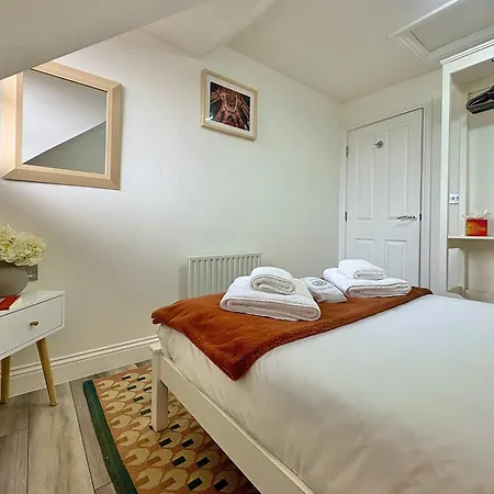 Superb Location 3 Storey House Free Parking Holiday home *