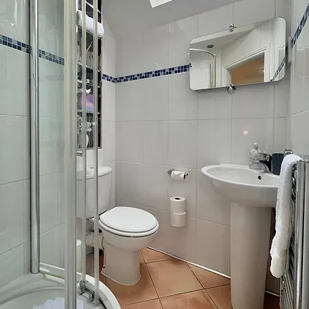 Superb Location 3 Storey House Free Parking Holiday home *