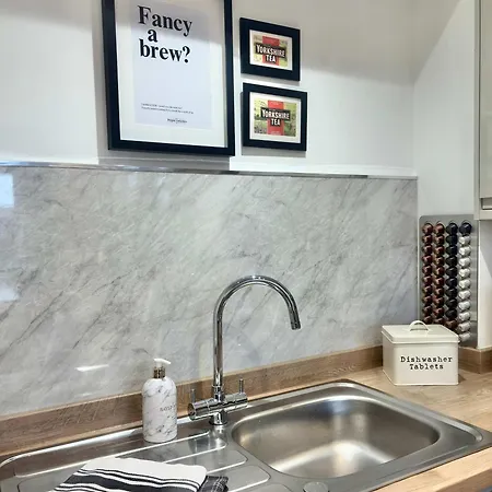Superb Location 3 Storey House Free Parking * York