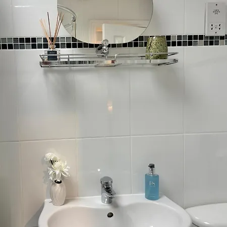 Superb Location 3 Storey House Free Parking *