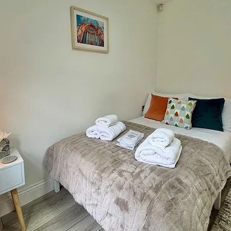 Superb Location 3 Storey House Free Parking * York
