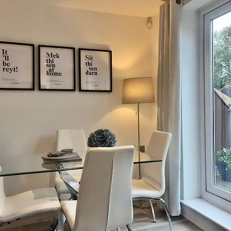Superb Location 3 Storey House Free Parking *