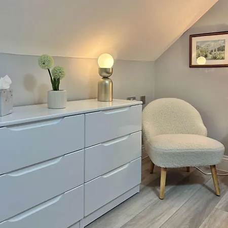 Superb Location 3 Storey House Free Parking Holiday home *