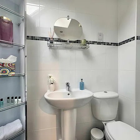 Superb Location 3 Storey House Free Parking *