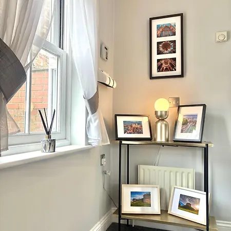 Superb Location 3 Storey House Free Parking