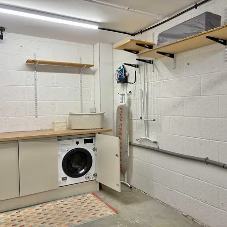 Superb Location 3 Storey House Free Parking Holiday home *