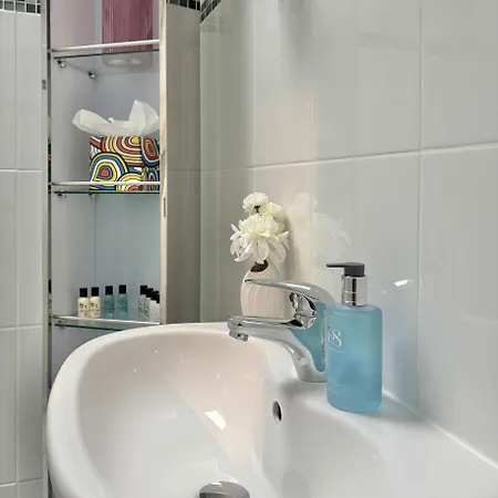 Superb Location 3 Storey House Free Parking * York
