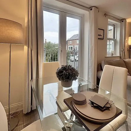 Superb Location 3 Storey House Free Parking * York