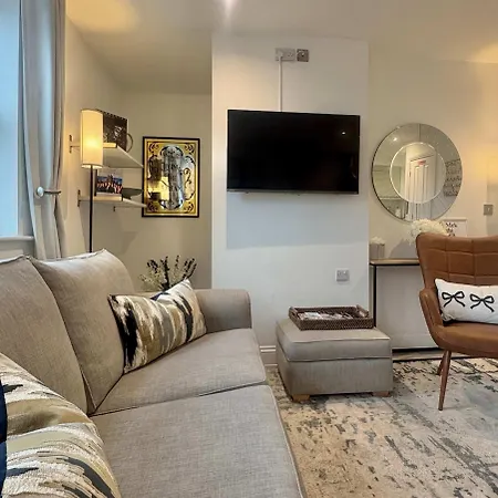 Superb Location 3 Storey House Free Parking York