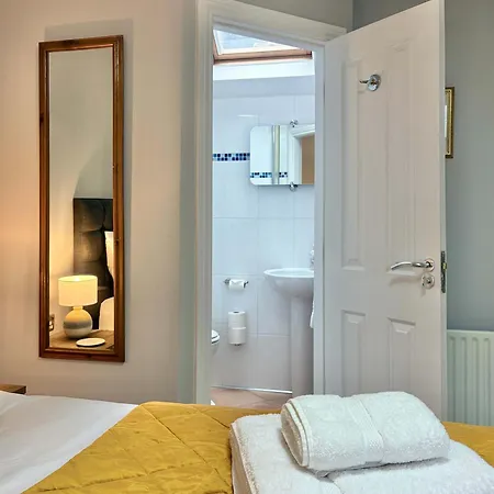 Superb Location 3 Storey House Free Parking *