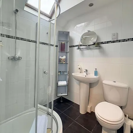 Superb Location 3 Storey House Free Parking York