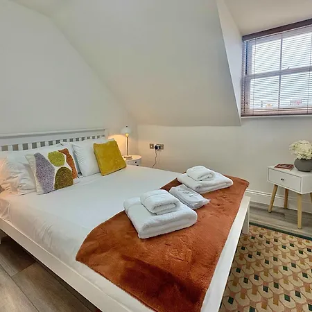 Superb Location 3 Storey House Free Parking York