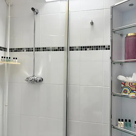 Superb Location 3 Storey House Free Parking *