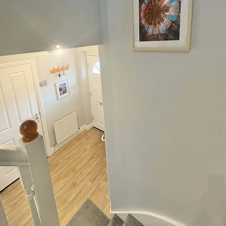 Superb Location 3 Storey House Free Parking York