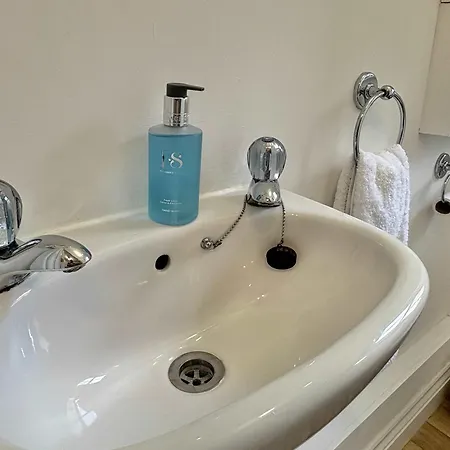 Superb Location 3 Storey House Free Parking York