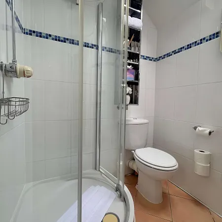 Superb Location 3 Storey House Free Parking