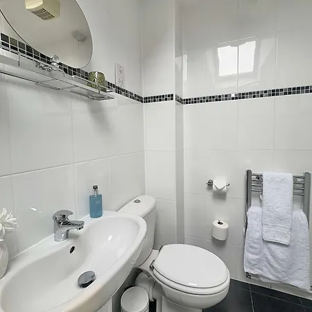 Superb Location 3 Storey House Free Parking