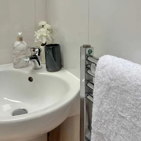 Superb Location 3 Storey House Free Parking York