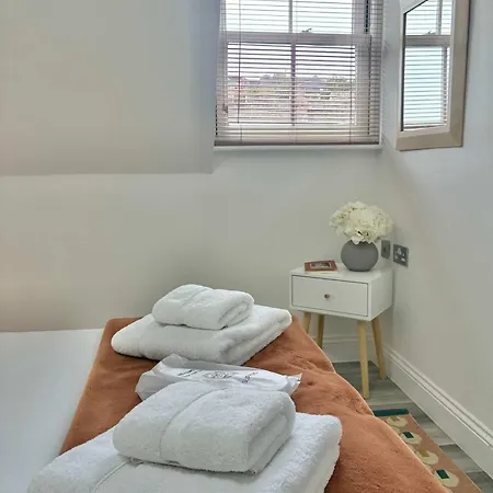 Superb Location 3 Storey House Free Parking